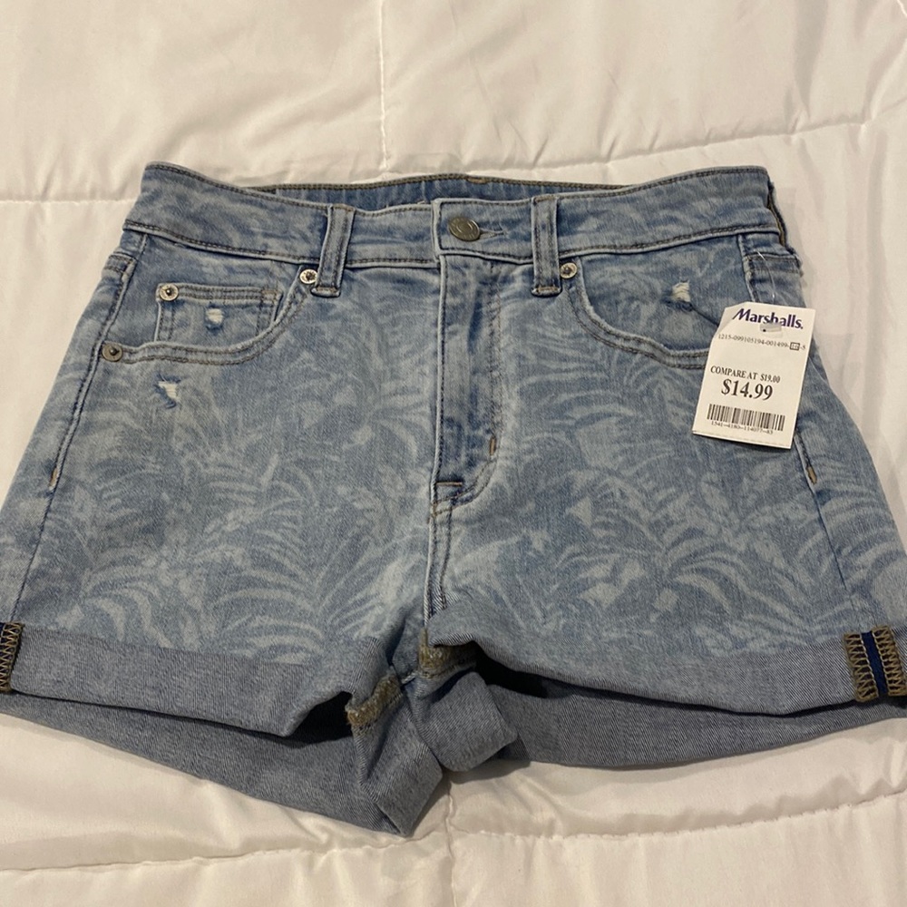 BRAND NEW WITH TAG! American Eagle Outfitters super high rise shortie shorts